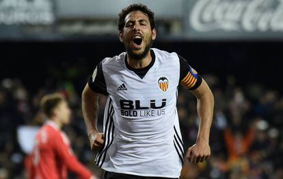 Parejo celebra un gol con el Valencia esta temporada.