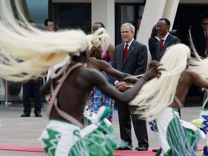 George W. Bush en una ceremonia de bienvenida en Kigali, Ruanda