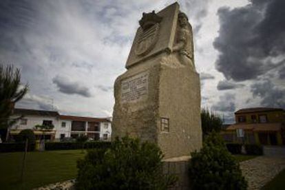 Monolito en homenaje a los primeros pobladores de Tiétar (Cáceres).