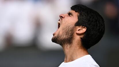 Carlos Alcaraz celebra un punto durante la final contra Djokovic en Wimbledon.