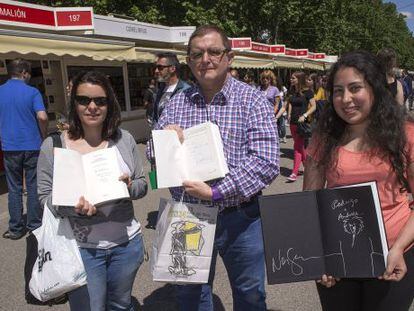 De izquierda a derecha, Estíbaliz Hurtado, Amadeo Fournier y Andrea Brigneti con sus libros firmados en la feria del libro.
