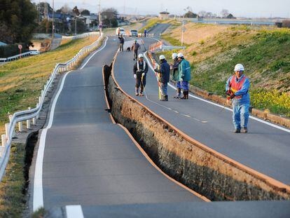Operarios inspeccionan una carretera partida en la prefectura de Saitama.