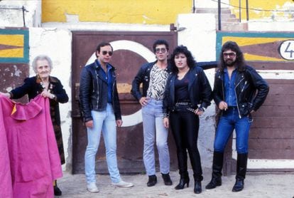 La abuela Ángeles, emblema del rock de la época, con Santa en la Plaza de Toros de San Sebastián de los Reyes (Madrid): de izquierda a derecha, Jero Ramiro, Bernardo Ballester, Azucena y Julio Díaz.