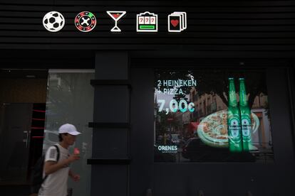 Entrada de una de las casas de apuestas en el distrito Puente de Vallecas, en Madrid, en 2018.