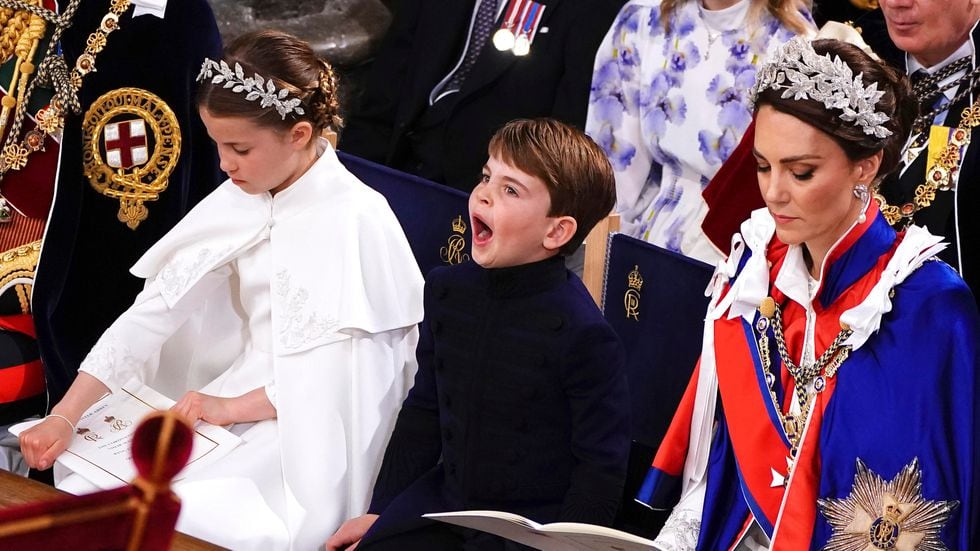 De izquierda a derecha, la princesa Carlota, el príncipe Luis y su madre Kate Middleton, durante la ceremonia de coronación en Westminster.