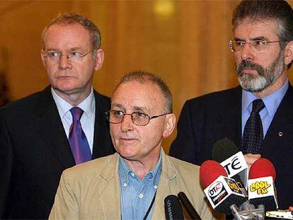 Denis Donaldson, flanqueado por los líderes del Sinn Fein Martin McGuinness (izquierda) y Gerry Adams, el pasado 9 de diciembre.