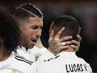 Sergio Ramos celebra con Lucas Vázquez un gol al Roma. 