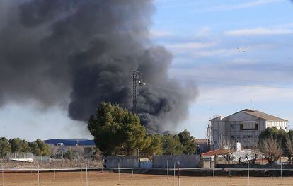 El humo se eleva en la base de Los Llanos tras el accidente.