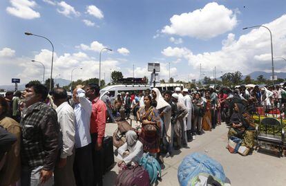 Turistas indios esperan para ser evacuados en un avión de la Fuerza Aérea India en el aeropuerto de Katmandú, Nepal.