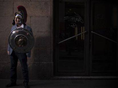 Santiago Posteguillo, de romano en la calle del Carme de Barcelona, ayer.