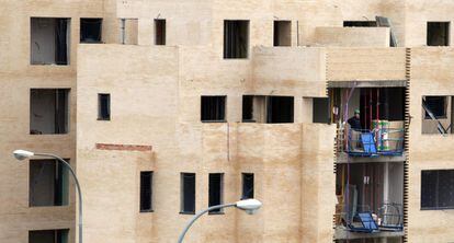 Obras de construcción de bloques de vivienda nueva en Madrid.