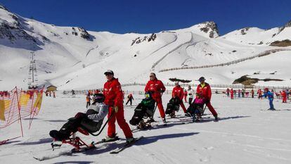 Esquí para personas discapacitadas en la estación de Fuentes de Invierno, en Aller (Asturias).
