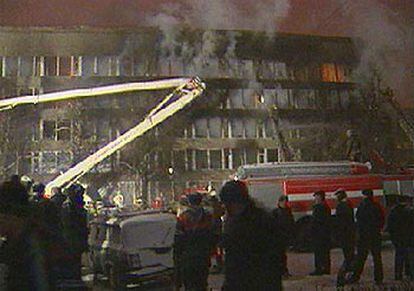 Los bomberos tratan de apagar el incendio en la residencia universitaria en una imagen tomada de la televisión.