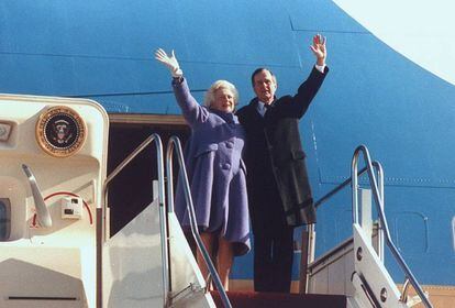 La célebre imagen del expresidente George Bush y su esposa Barbara Bush despidiéndose a las puertas del Air Force One antes de abandonar Washington tras la investidura de Bill Clinton como presidente en 1993.