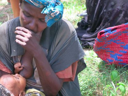Una mujer etíope da el pecho.