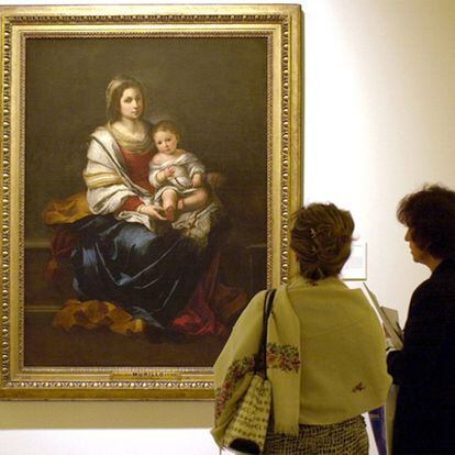 Dos mujeres observan una copia de <b><i>Virgen con el Niño </b></i>de Murillo, durante una exposición en Madrid.