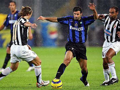 Figo, con la camiseta del Inter, en un partido ante el Juventus.