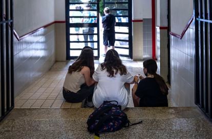 Alumnos del instituto público Berenguer Dalmau, en Catarroja, Valencia, este miércoles.