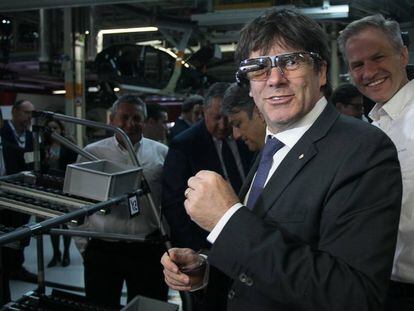 El president Carles Puigdemont prueba las smartglasses de la l&iacute;nea de producci&oacute;n de Seat en Martorell