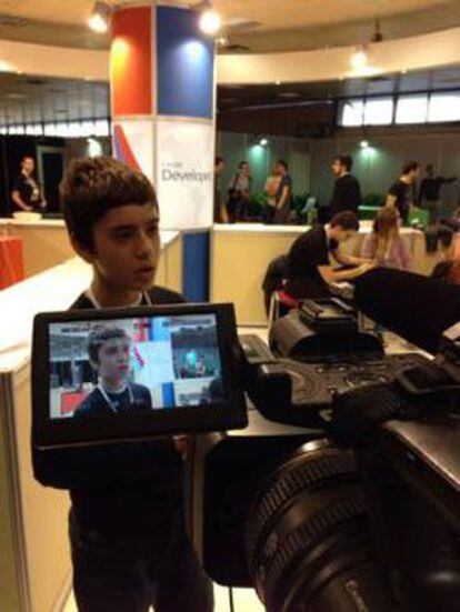 Nikos Adam da una entrevista, en una foto subida a una red social por la cuenta de la Feria Internacional de Tesal&oacute;nica. 