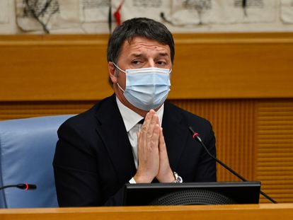 Matteo Renzi, durante la rueda de prensa donde ha anunciado la dimisión de sus ministras.