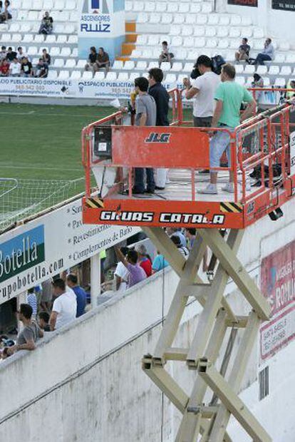 Redactores de la cadena Ser de radio utilizan una platafoma elevadora pra retrasmitir el partido del Alcoyano.
