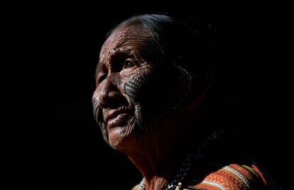 Una mujer indígena brasileña en el Acampamento Terra Livre (Campo de Tierra Libre), en Brasilia. 
