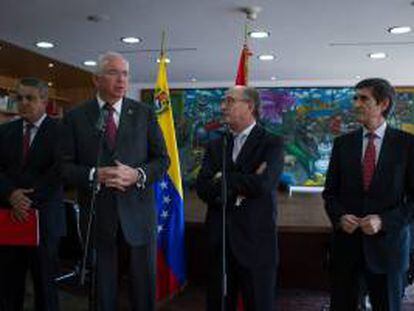 El vicepresidente económico venezolano, Rafael Ramírez (c-i), habla junto al presidente de la empresa petrolera española Repsol, Antonio Brufau (c-d),  en la sede de Petróleos de Venezuela S.A. (PDVSA) en Caracas, Venezuela.