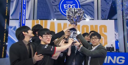 El equipo chino EDward Gaming recoge el trofeo de 'WORLDS 2021'.