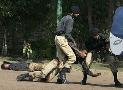 La policía evacua a uno de los heridos tras el ataque terrorista de hombres armados en la academia policial de Lahore.