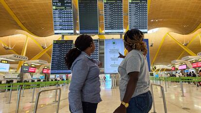 Dos viajeras consultan un panel en el Aeropuerto Adolfo Suárez Madrid-Barajas, el pasado 1 de agosto de 2023.
