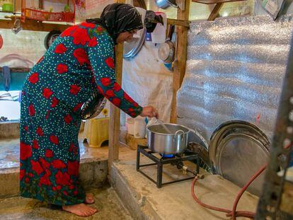 Fatima, una refugiada siria en Líbano, pasa la mayoría de su tiempo cocinando o lavando ropa en la cocina. 