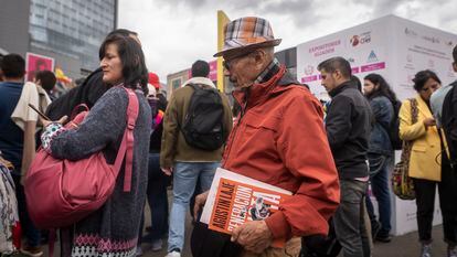 Lectores asisten a la Feria Internacional del Libro de Bogotá, en abril de 2023.