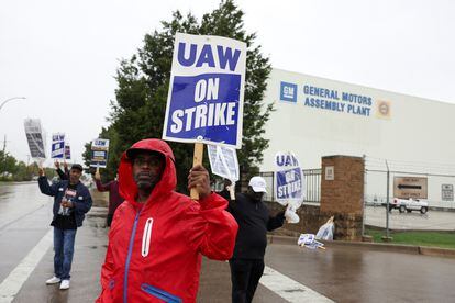 Piquetes de trabajadores en huelga en la planta de montaje de General Motors en Arlington (Texas), la semana pasada.