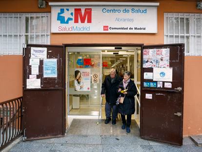 Dos personas salen del Centro de Atención Primaria de Abrantes, en Madrid, en enero.