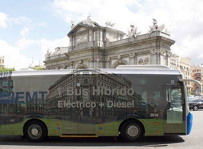 Éste es uno de los primeros autobuses híbridos de fabricación española que circula ya por la capital.