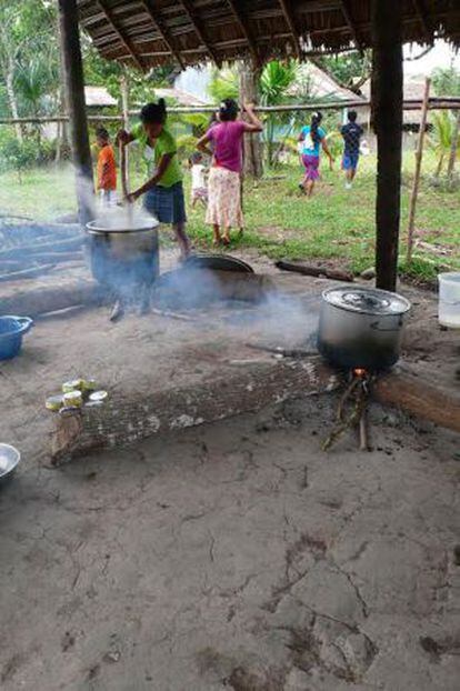 Un poblado awajún se prepara para comer
