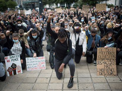 Manifestantes en Nantes (Francia) protestan por la muerte de George Floyd y el racismo.