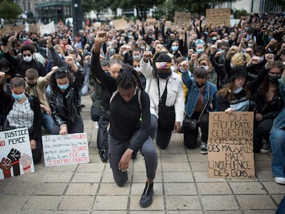 Manifestantes en Nantes (Francia) protestan por la muerte de George Floyd y el racismo.