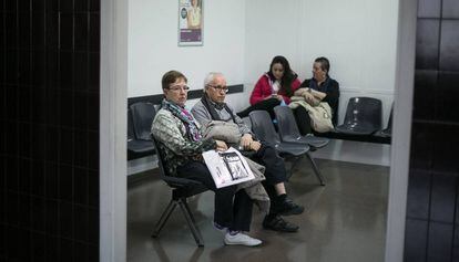 Tres mujeres y un hombre aguardan en un ambulatorio.