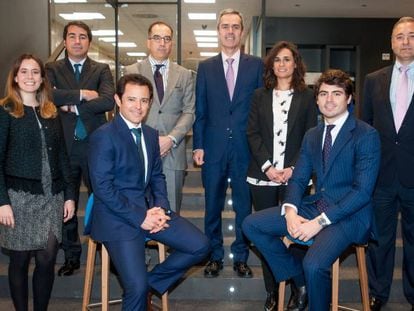 Equipo de CaixaBanK: de pie: Natalia García, Í. de las Cuevas, Lorenz Altenburg, A. Sanz-Pastor, Mónica Ferrari y Miguel Lafont. Sentados: Eugenio Tubio y Álvaro Aguilar.