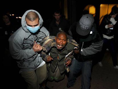 Manifestantes ayudan a un herido durante la protesta en Oakland.