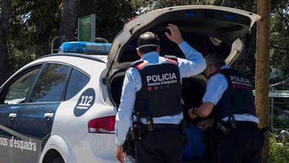 Una patrulla de los Mossos d'Esquadra, en una imagen de archivo. / JOAN SÁNCHEZ