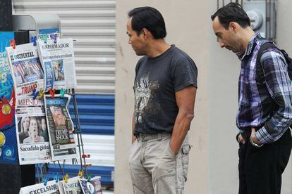 Ciudadanos mexicanos observan los peri&oacute;dicos en Guadalajara.