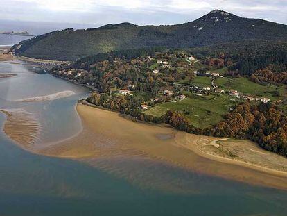 Una vista de la desembocadura de la Ría de Mundaka, con la isla de Izaro al fondo, en la reserva de Urdaibai.
