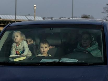 Una familia de refugiados cruza la frontera de Ucrania con Polonia por el paso de Zosin, el viernes.
