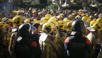 Protesta de Medicos i Bombers de Catalunya enfront del Parlament.