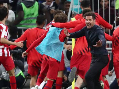 Simeone y los jugadores celebran el tercer gol del Atlético. En vídeo, declaraciones el argentino y del entrenador del Barça, Ernesto Valverde.