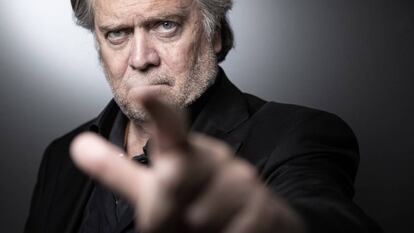 Steve Bannon, exhibiendo el dedo de hacer clic en la publicidad programática.
