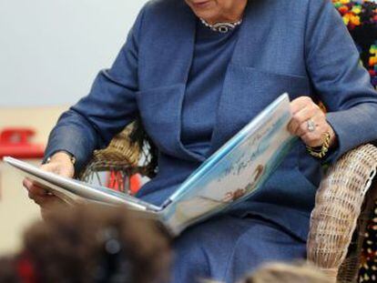 Camilla Parker, la duquesa de Cornualles, mientras lee a un grupo de niños.